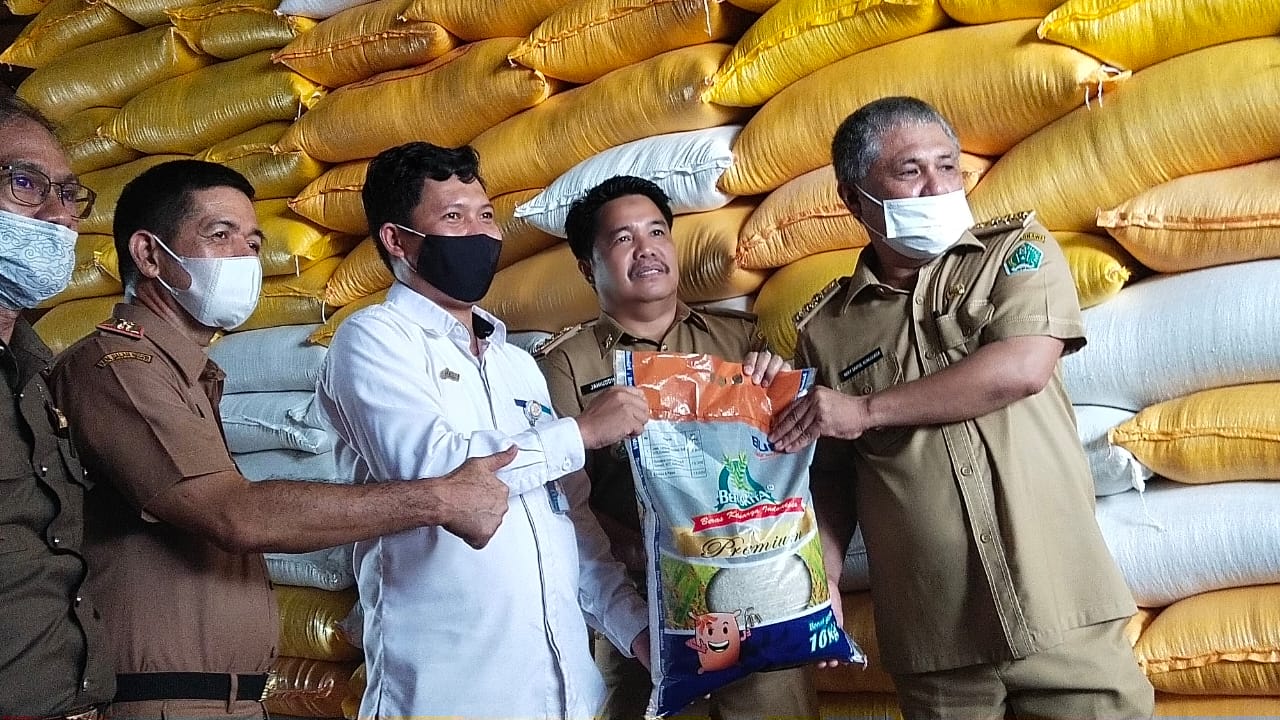 Bupati Konawe, Kery Saiful Konggoasa melepas pendistribusian beras ke Sulawesi Utara, (Foto: Ist)
