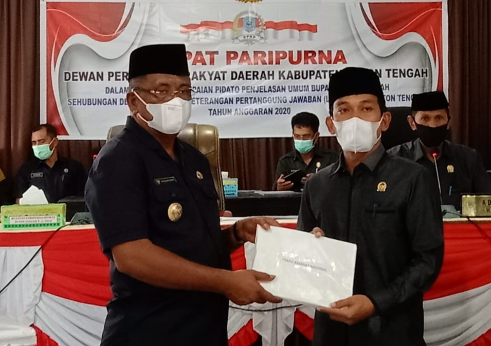 Bupati Buton Tengah, Samahuddin menyerahkan LKPJ kepada Ketua DPRD Buteng, Bobi Ertanto (Foto: Aisyah Welina/SULTRAKINI.COM) ﻿