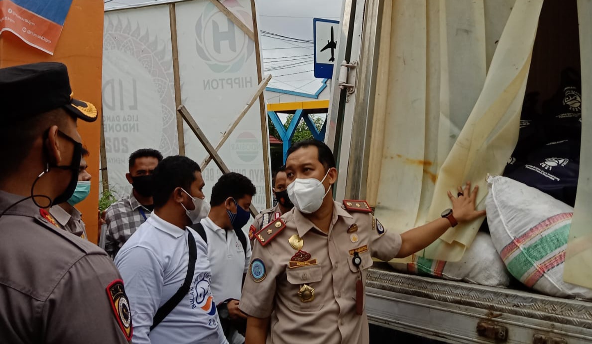 Kepala BKIPM Baubau, Arsal Azis memantau langsung paket ikan yang akan didistribusikan kepada masyarakat, (Foto: Aisyah Welina/SULTRAKINI.COM) ﻿