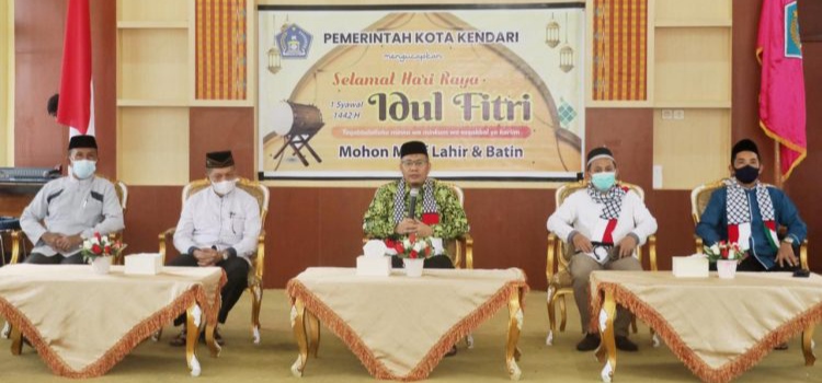 Wali Kota Kendari, Sulkarnain Kadir (tengah) dalam kegiatan doa bersama (Foto: Dok. Pemkot Kendari)