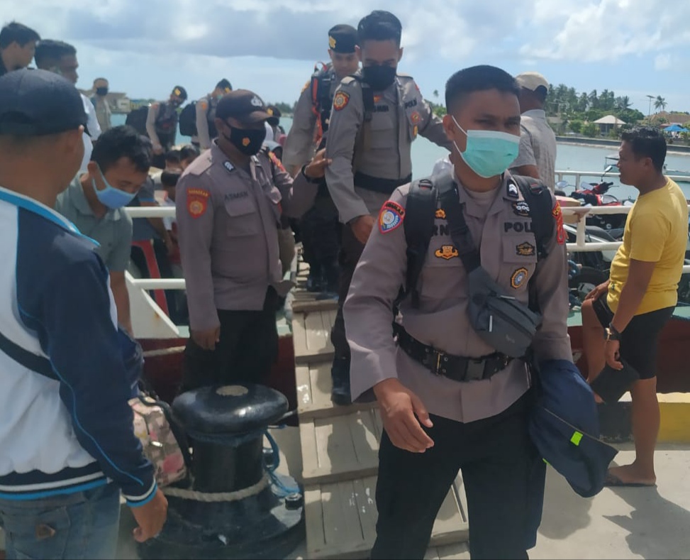 Personil Dalmas Polres Buton saat tiba di pelabuhan Wakatobi (Foto: Ist)
