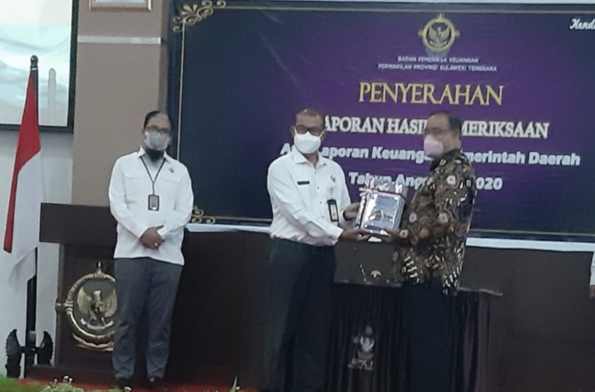 Bupati Muna Barat, Achmad Lamani saat menerima WTP dari BPK, Kota Kendari, Senin (31/5/2021) (Foto: Ist)