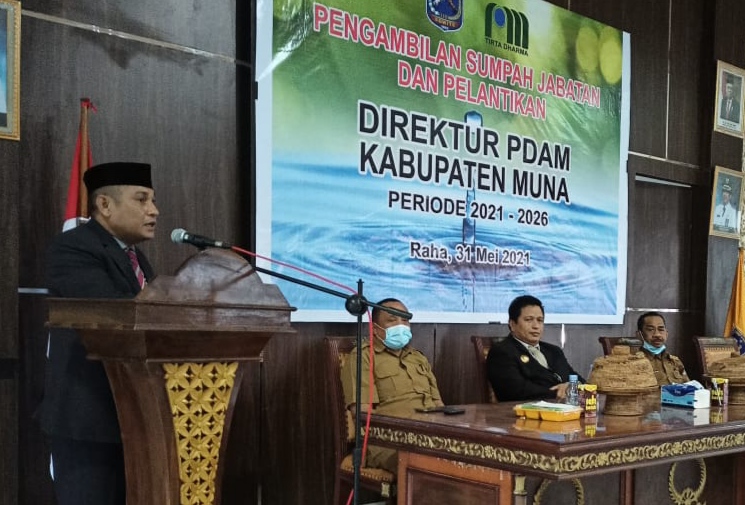 Direktur PDAM Muna Muhammad Nurhayat Fariki (dipodium) saat memberikan sambutan usai dilantik, (Foto: LM Nur Alim/SULTRAKINI.COM)