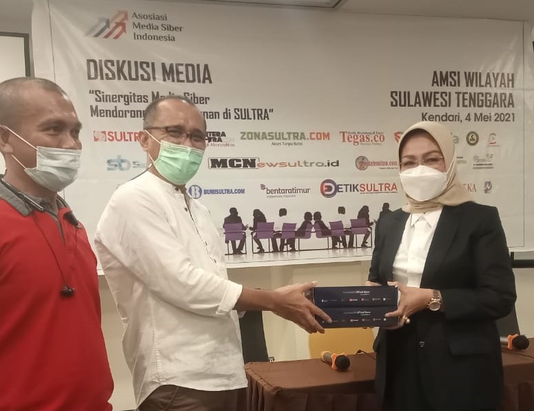 Ketua AMSI Sultra M Djufri Rachim menyerahkan suplemen kesehatan dari AMSI kepada Sekda Sultra Nur Endang Abbas Buraera, usai dialog media. Foto: Dok/SultraKini.