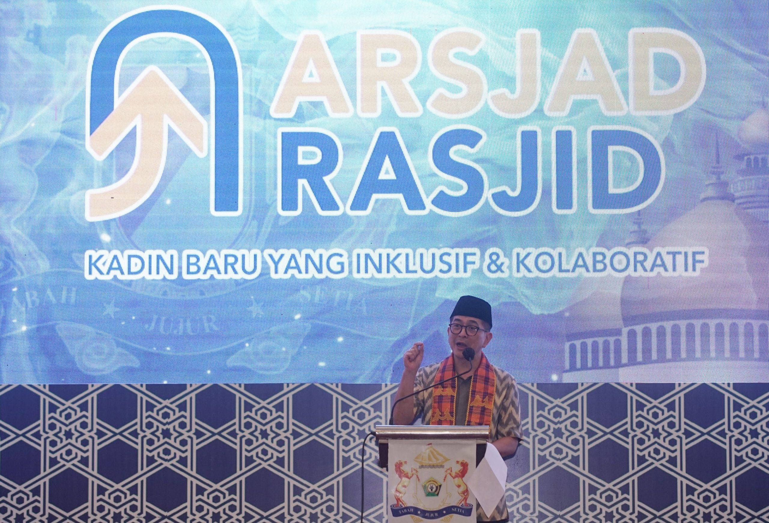Arsjad Rasjid saat menyampaikan sambutannya pada acara silaturahmi dengan pengurus Kadin Sultra, (Foto: Hasrul Tamrin/SULTRAKINI.COM)