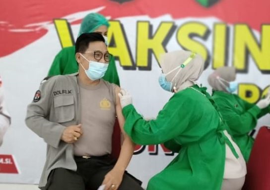 Kasubdit Penmas Humas Polda Sultra, Kompol Dolfi Kumaseh saat disuntik vaksin. (Foto: TribrataNews)