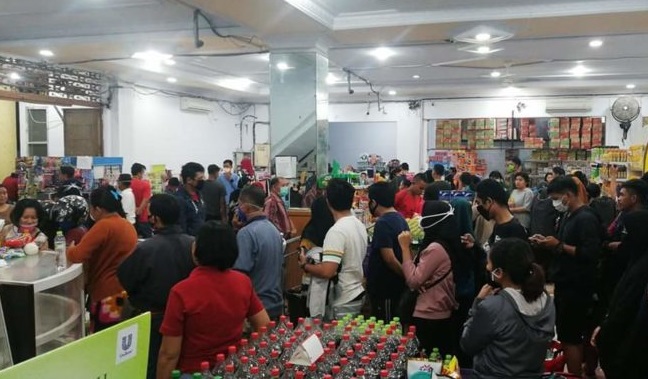 Suasana di salah satu pusat perbelanjaan di Kota Kendari yang diserbu oleh warga. Foto: Dok.