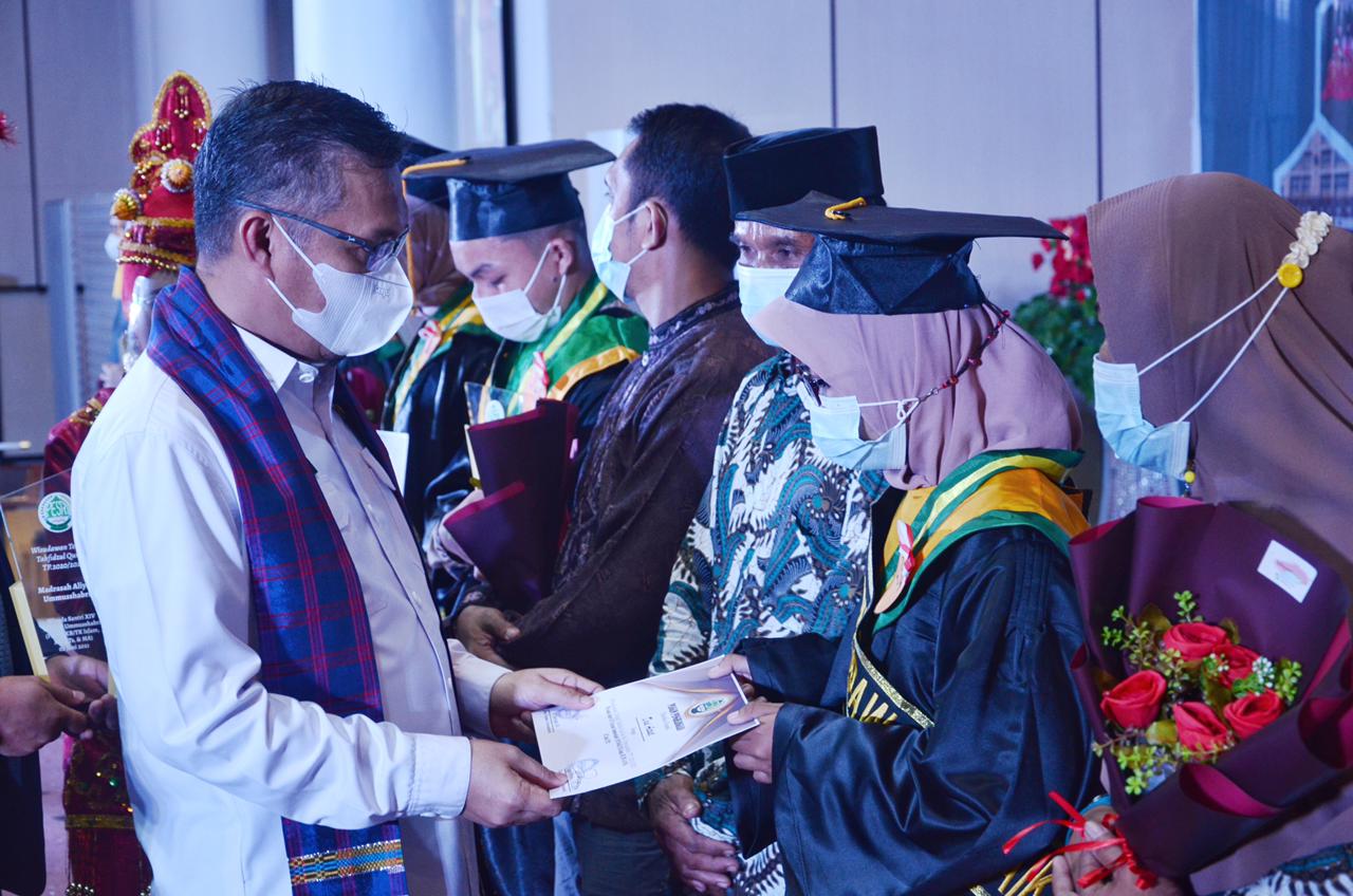 Wali Kota Kendari Sulkarnain K saat memberikan ijazah pada wisudawan Santri Yayasan Ummusshabri Kendari, (Foto: Ist)