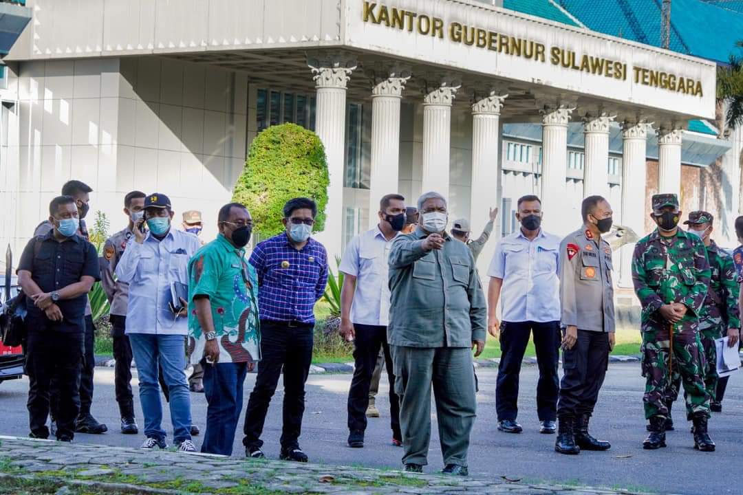 Gubernur Sultra, Ali Mazi bersama Protokol Kepresidenan dan jajaran pemerintahan Pemprov Sultra, memastikan lokasi yang akan dikunjungi Presiden Jokowi. (Foto: Ist)