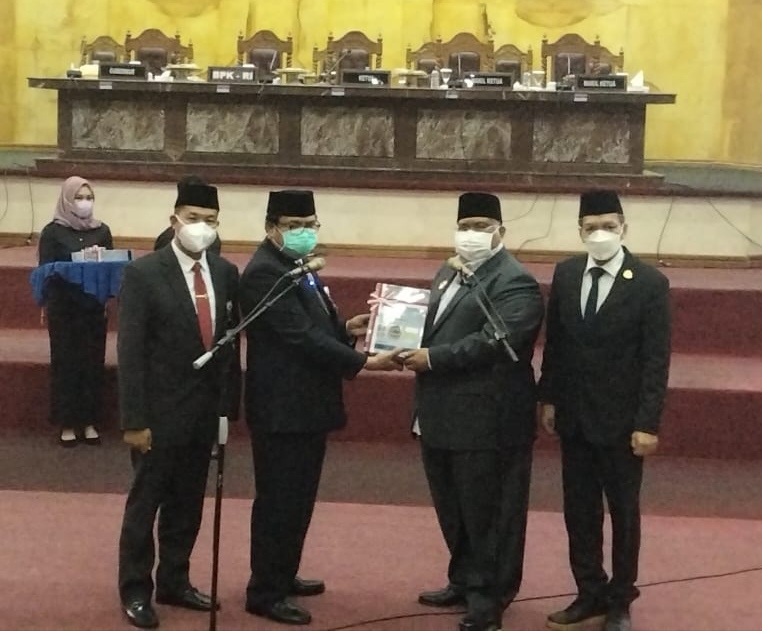 Auditor Utama Keuangan Negara II BPK RI, Laode Nusriadi menyerahkan LHP atas laporan keuangan Provinsi Sulawesi Tenggara (Sultra) tahun 2020 kepada Gubernur Sultra Ali Mazi, (Foto: Ist)