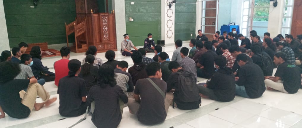 Sejumlah Mahasiswa Teknik UHO melakukan doa bersama (Foto: Al Iksan/SULTRAKINI.COM)