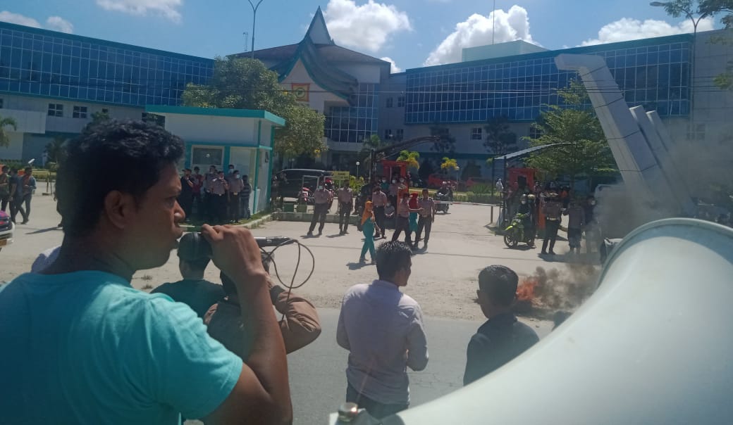 Puluhan masa aksi berunjuk rasa di depan Rumah Sakit Konawe, menyusul dugaan malpraktik terhadap pasien bayi, (Foto: Andi Nur Aris. S/SULTRAKINI.COM)