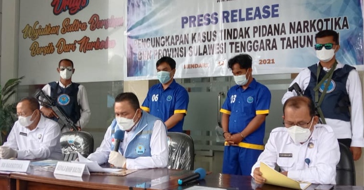 Konferensi pers BNNP Sultra pengungkapan kasus tindak pidana narkotika jenis Sabu, (Foto: Riswan/SULTRAKINI.COM)