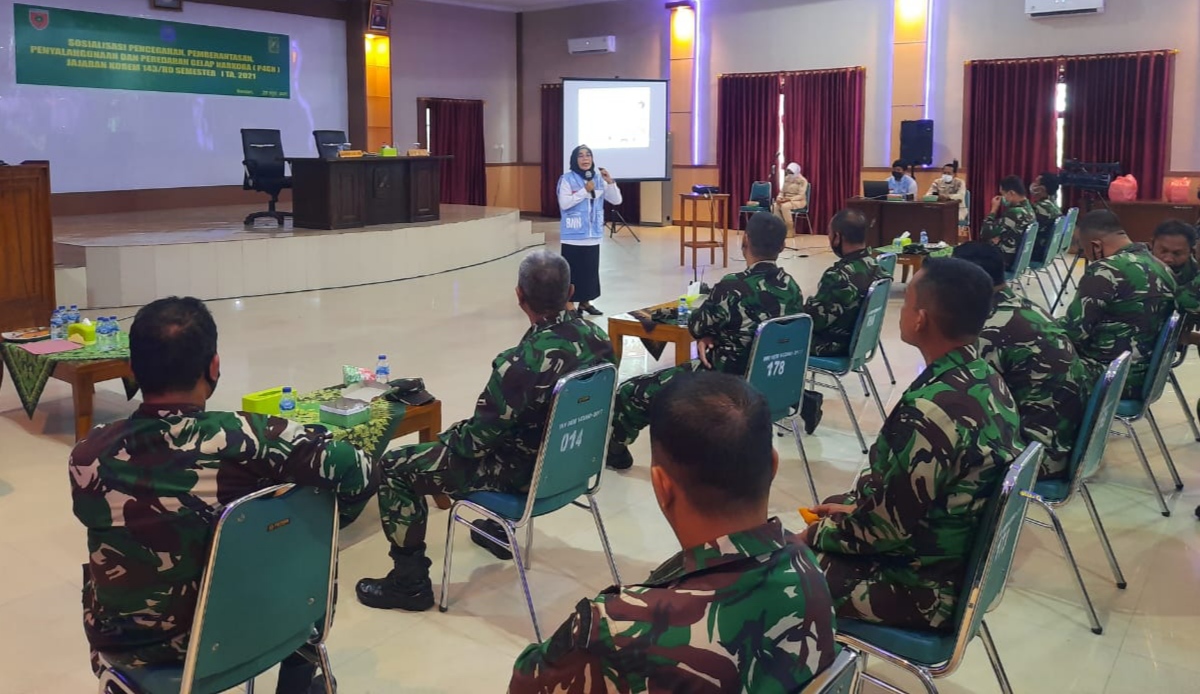 BNNP Sultra melakukan sosialisasi P4GN kepada personel TNI dan ASN di Korem 143/Haluoleo, Selasa (22/6/2021). (Foto: BNNP Sultra)