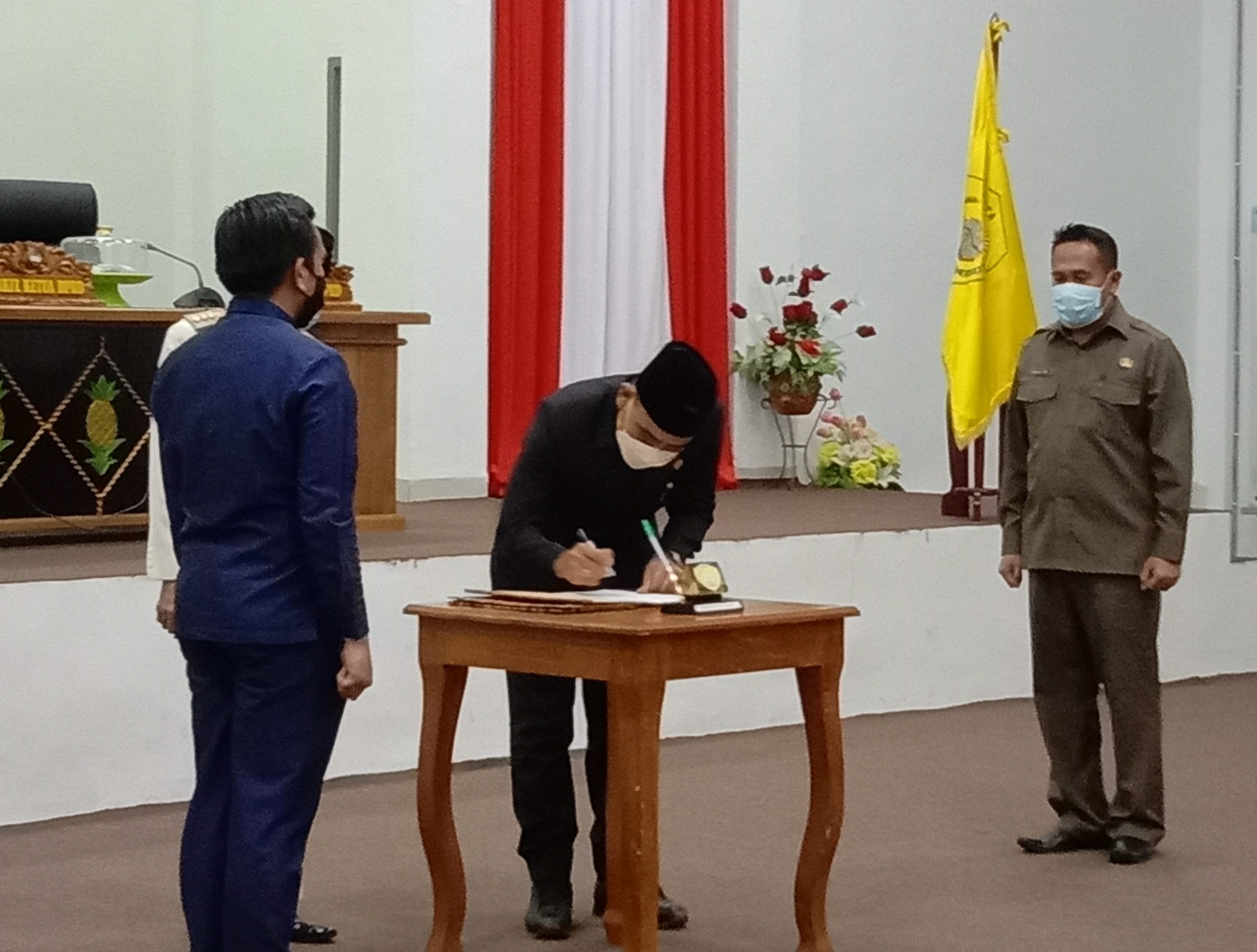 Ketua DPRD Baubau menandatangani surat persetujuan bersama RPJMD Kota Baubau. (Foto: Aisyah Welina/SULTRAKINI.COM)