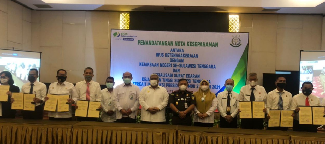 Penandatanganan Nota Kesepahaman Bersama BP Jamsostek Sultra dengan Kejaksaan Negeri (Kejari) Se- Sulawesi Tenggara, (Foto: Ist) ﻿