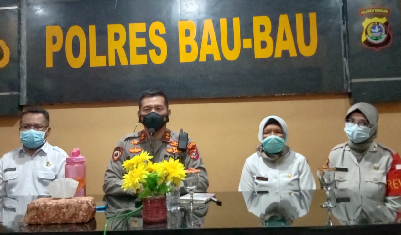 Kapolres Baubau, AKBP Zainal Rio Chandra Tamgkari S.I.K didampingi pihak Dinas Kesehatan Kota Baubau (Foto: Aisyah Welina/SULTRAKINI.COM)