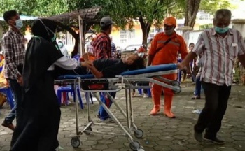 Ical saat akan dipindahkan ke mobil Ambulance. (Foto: Aisyah Welina/SULTRAKINI.COM)