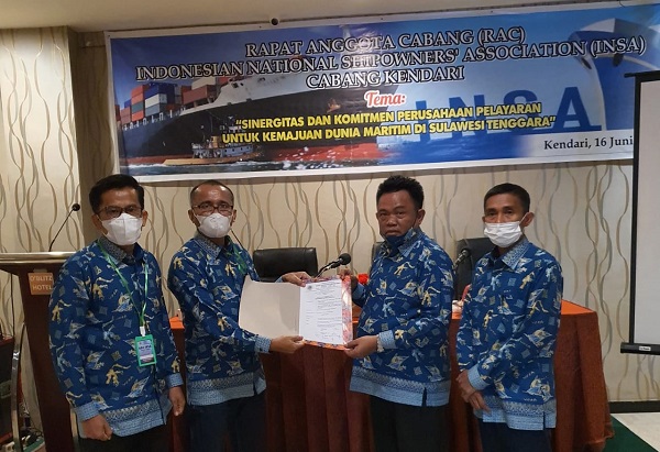 Ketua INSA Kendari terpilih menerima berkas sidang dari pimpinan sidang RAC INSA I Kendari.
