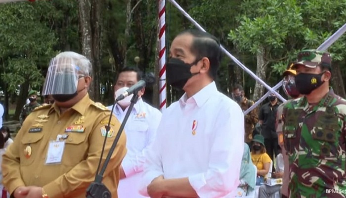Presiden Joko Widodo didampingi Gubernur Sultra Ali Mazi meninjau pelaksanaan vaksinasi di Kendari.