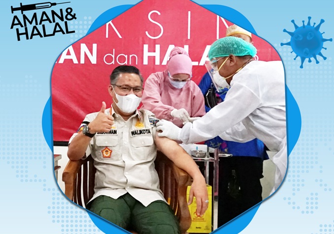 Wali Kota Kendari, Sulkarnain Kadir, saat disuntik vaksin. Foto: Ist.