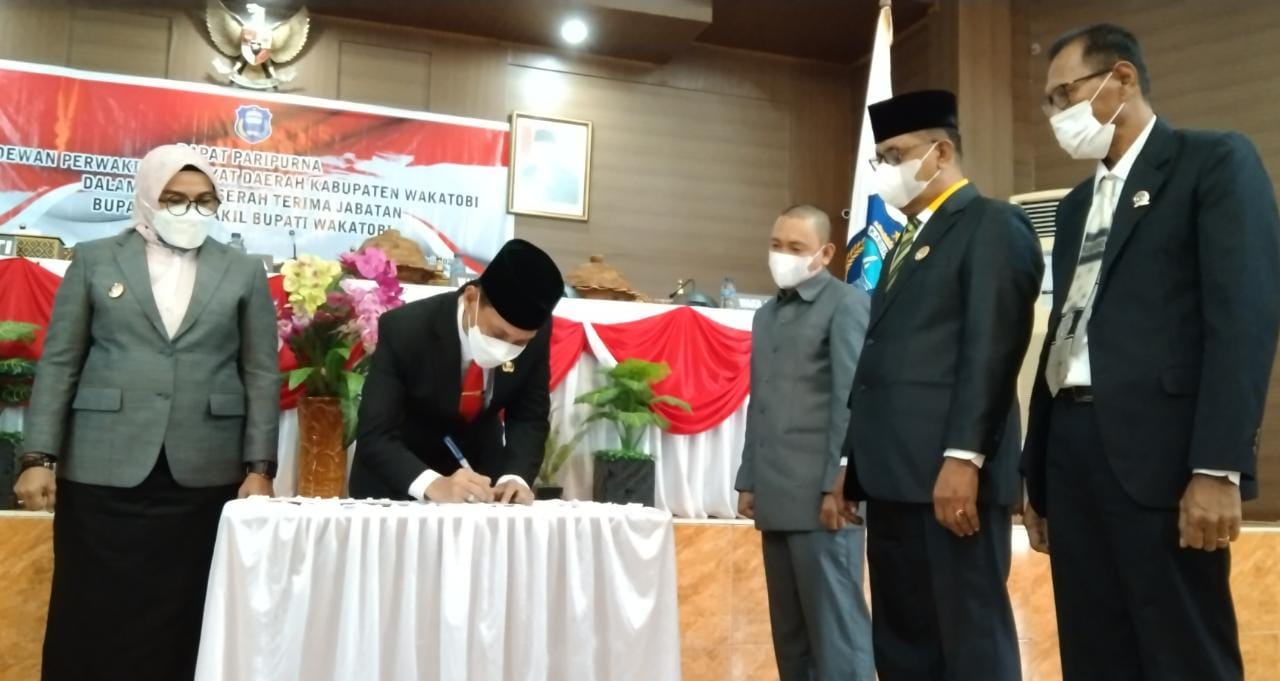 Bupati Wakatobi, Haliana menandatangani berita acara serah terima jabatan yang disaksikan oleh para pimpinan DPRD Wakatobi. (Foto: Amran Mustar Ode/SULTRAKINI.COM)