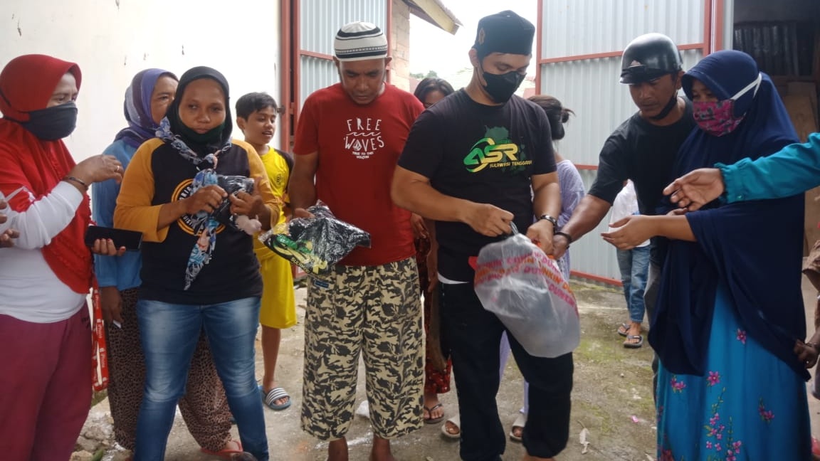 Pengurus Gerindra Muna bersama Relawan ASR membagikan daging kurban. (Foto: Ist)
