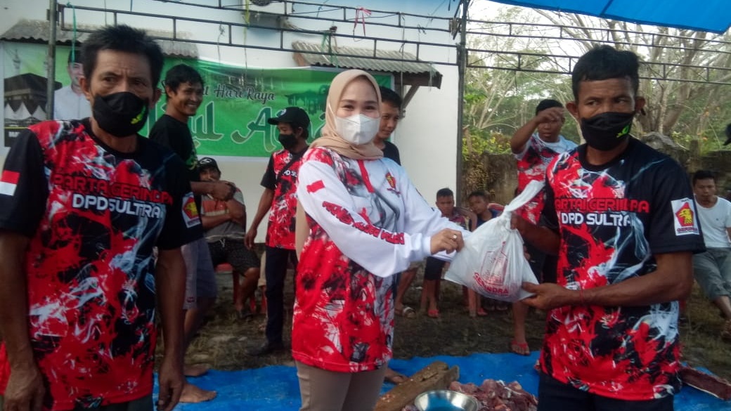 Pengurus DPC Gerindra Konsel bersama Relawan ASR membagikan daging kurban (Foto: Ist)