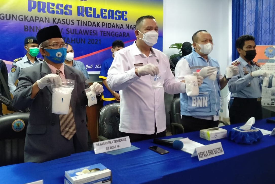 Press konferens BNNP Sultra pengungkapan tindak pidana narkotika jenis Sabu. (Foto: Riswan/SULTRAKINI.COM)