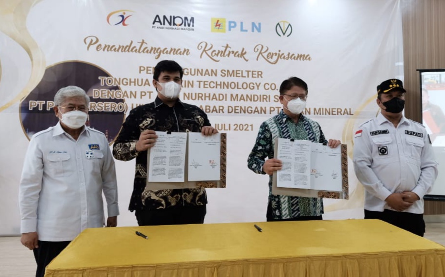 Penandatanganan bersama kontrak jual beli listrik dengan PLN dan kontrak pembangunan smelter nikel, di AAS Building Jalan Urip Sumoharjo, Bone, Makasar, Jumat (2/7/2021). (Foto: Ist)