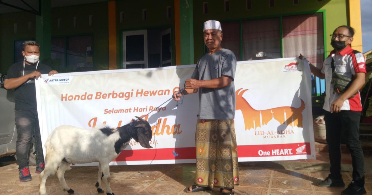 Astra Motor Sulawesi Selatan berbagi daging hewan kurban (Foto: Ist)