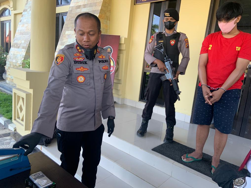 Kapolres Kendari mengungkap tindak pidana narkotika jenis Sabu lewat konferensi pers. (Foto: Riswan/SULTRAKINI.COM)