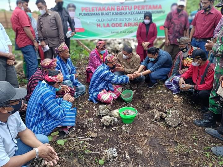 Peletakan batu pertama pembangunan Puskesmas Bukit Kangka, Siompu (Foto: Ist) ﻿