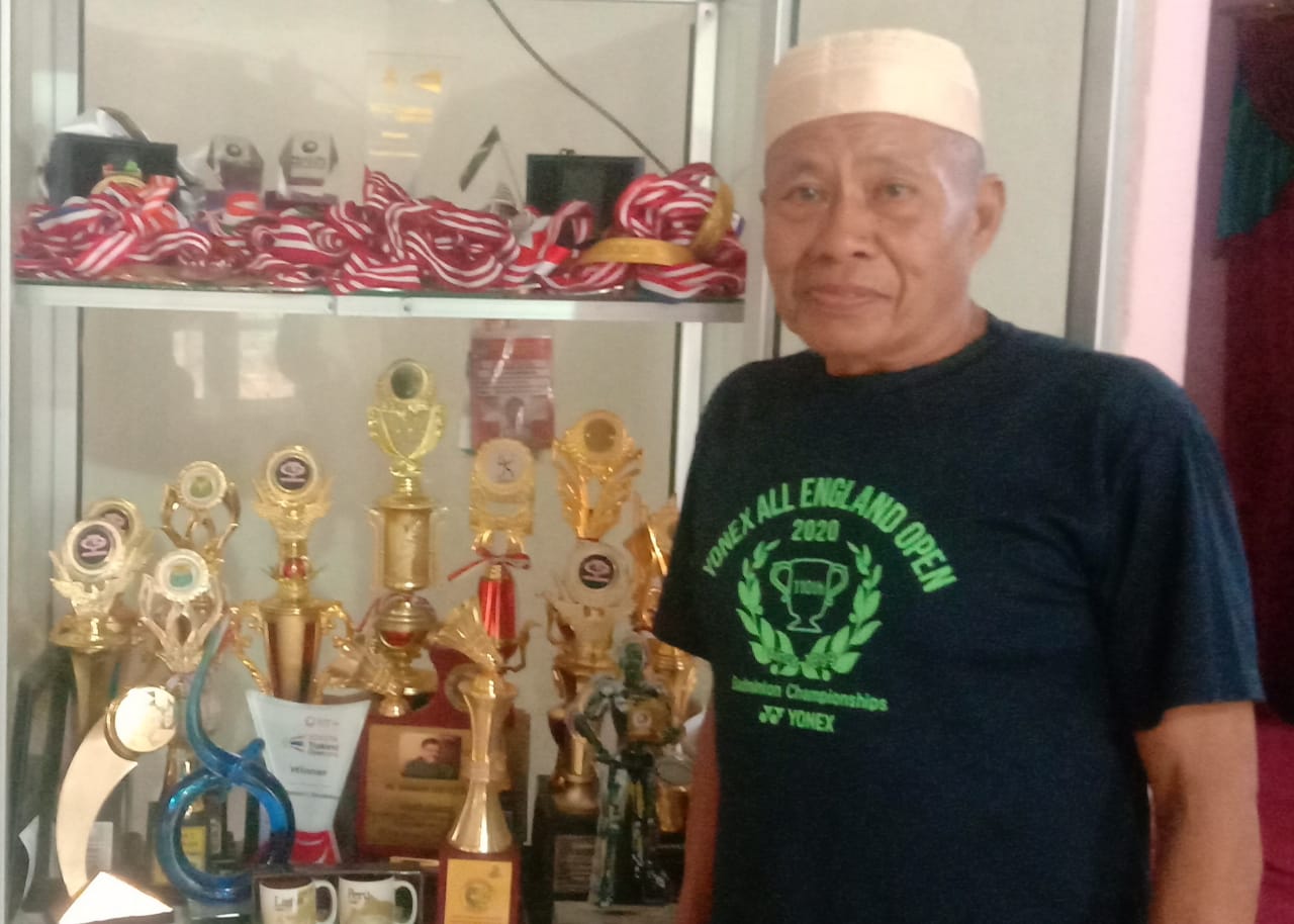 Amiruddin P, Ayah dari Apriani saat memperlihatkan penghargaan yang diraih putrinya selamat mengikuti kejuaraan bulu tangkis. (Foto: Andi Nur Aris.S/SULTRAKINI.COM)