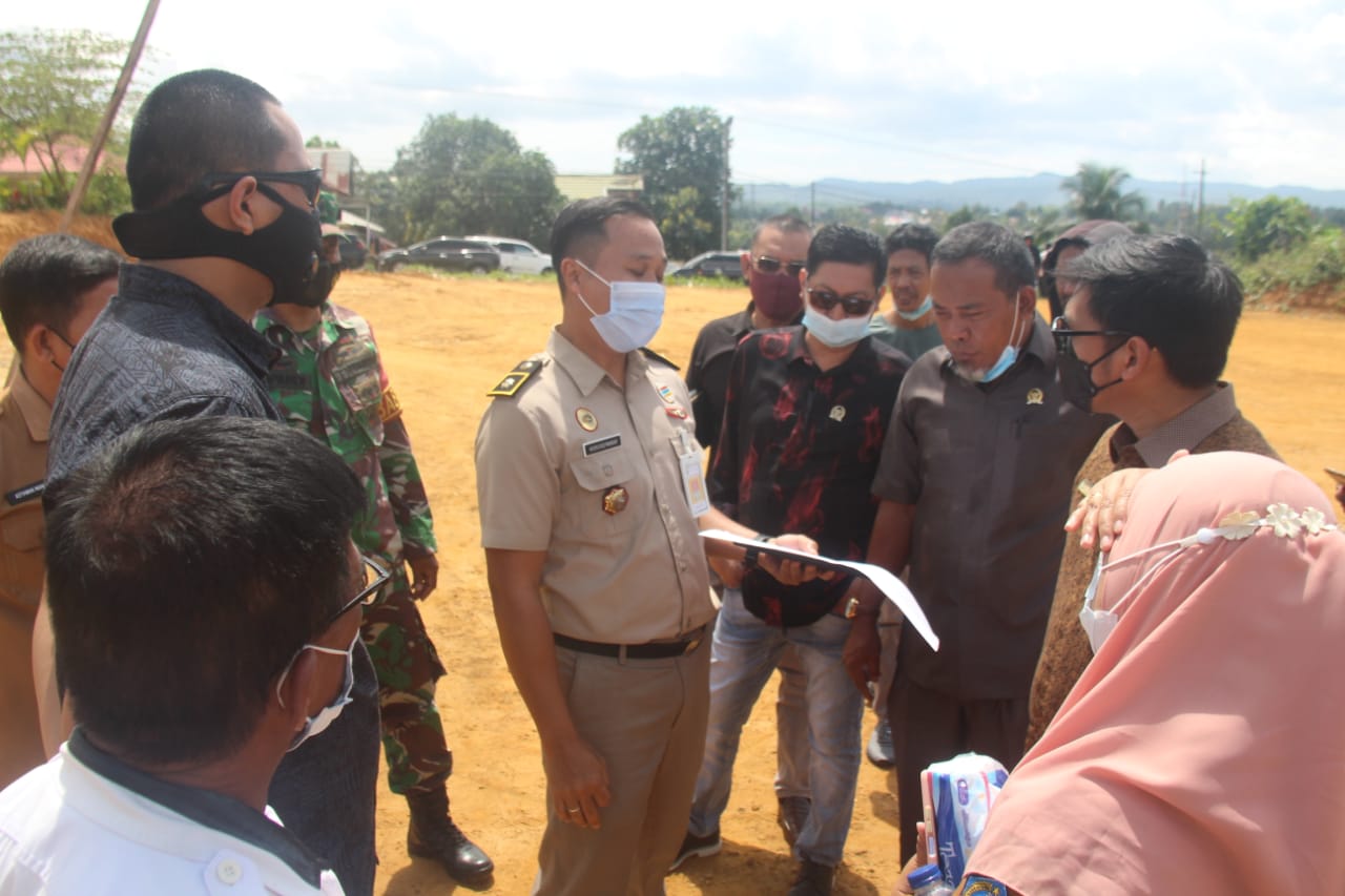Anggota DPRD Kendari saat meninjau lokasi lahan bersama petugas BPN Kota Kendari, (Foto: Ist)