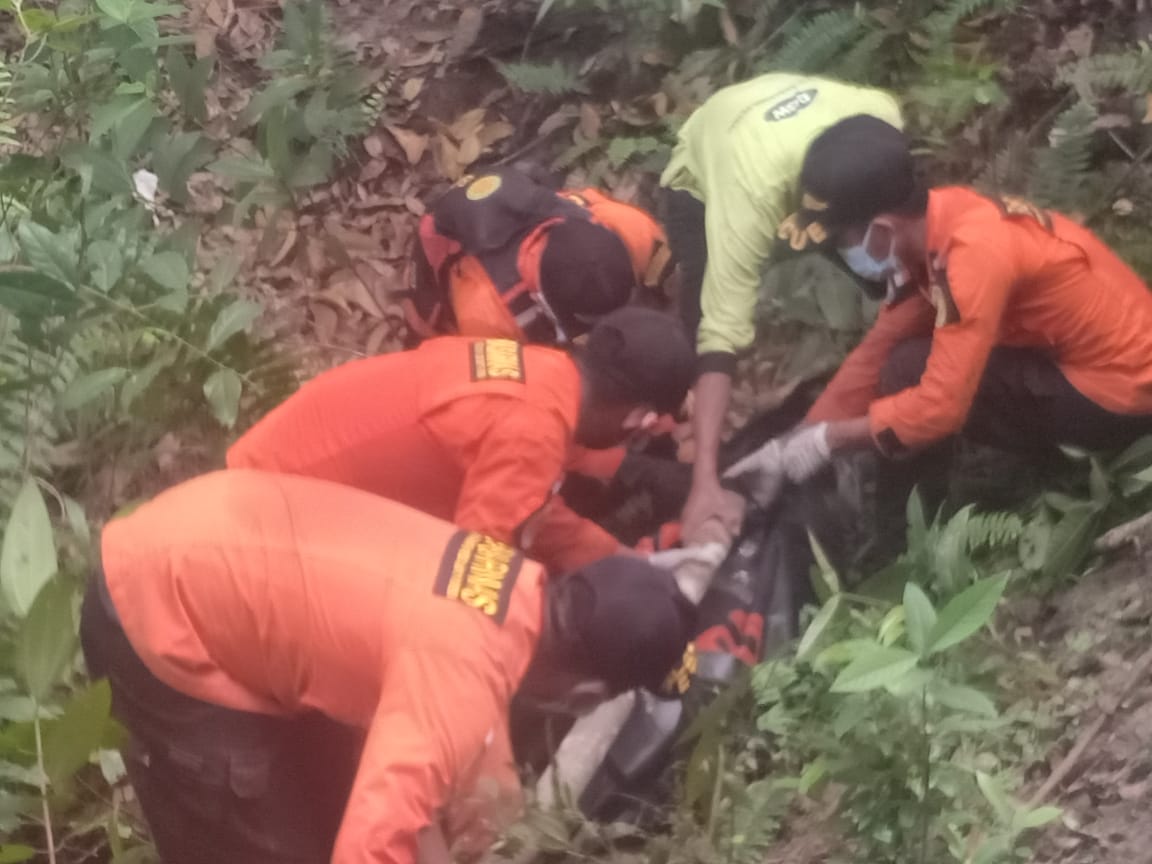 Tim Basarnas Kendari berhasil menemukan korban yang hilang di hutan Desa Paku Jaya, (Foto: Dok. Basarnas)