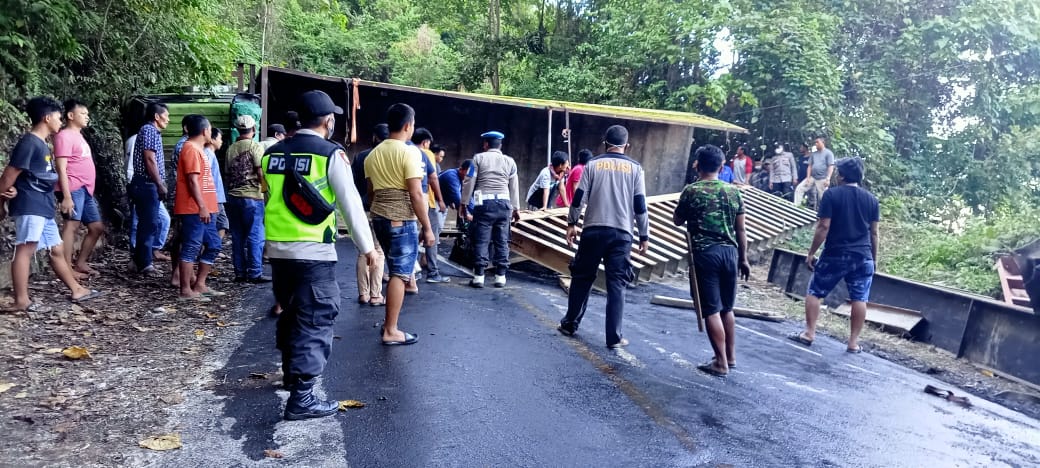 Truck mengalami kecelakaan di Jalan Trans Sulawesi. (Foto: Dok. Polres Kolut)