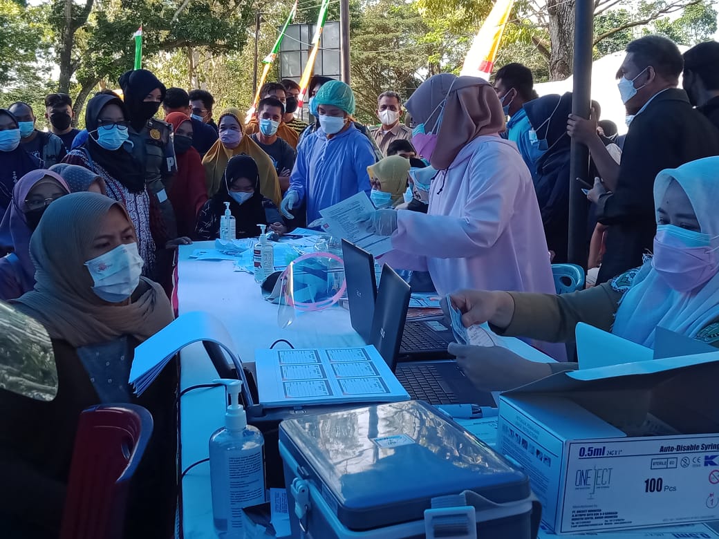 Kerumunan warga mengikuti proses vaksinasi Kemerdekaan RI ke- 76 di halaman Kantor Dinas Kesehatan Kabupaten Konawe. (Foto: Andi Nur Aris.S./SULTRAKINI.COM)