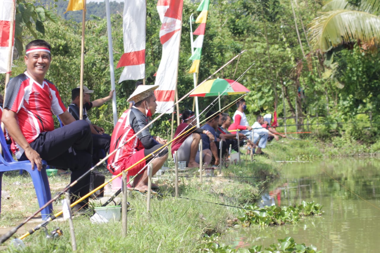 Lomba mancing mania dalam memeriahkan peringatan HUT RI ke- 76 di kolam ikan Rutan Unaaha. (Foto: Ist)