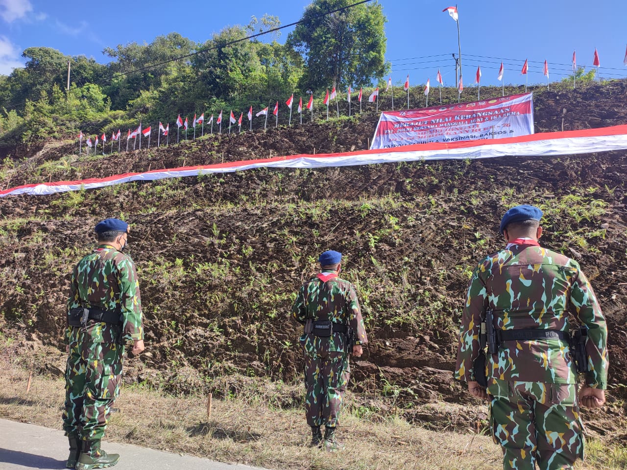 Pengibaran Bendera Merah Putih di Puncak Wolasi, Konsel (Foto: Riswan/SULTRAKINI.COM)