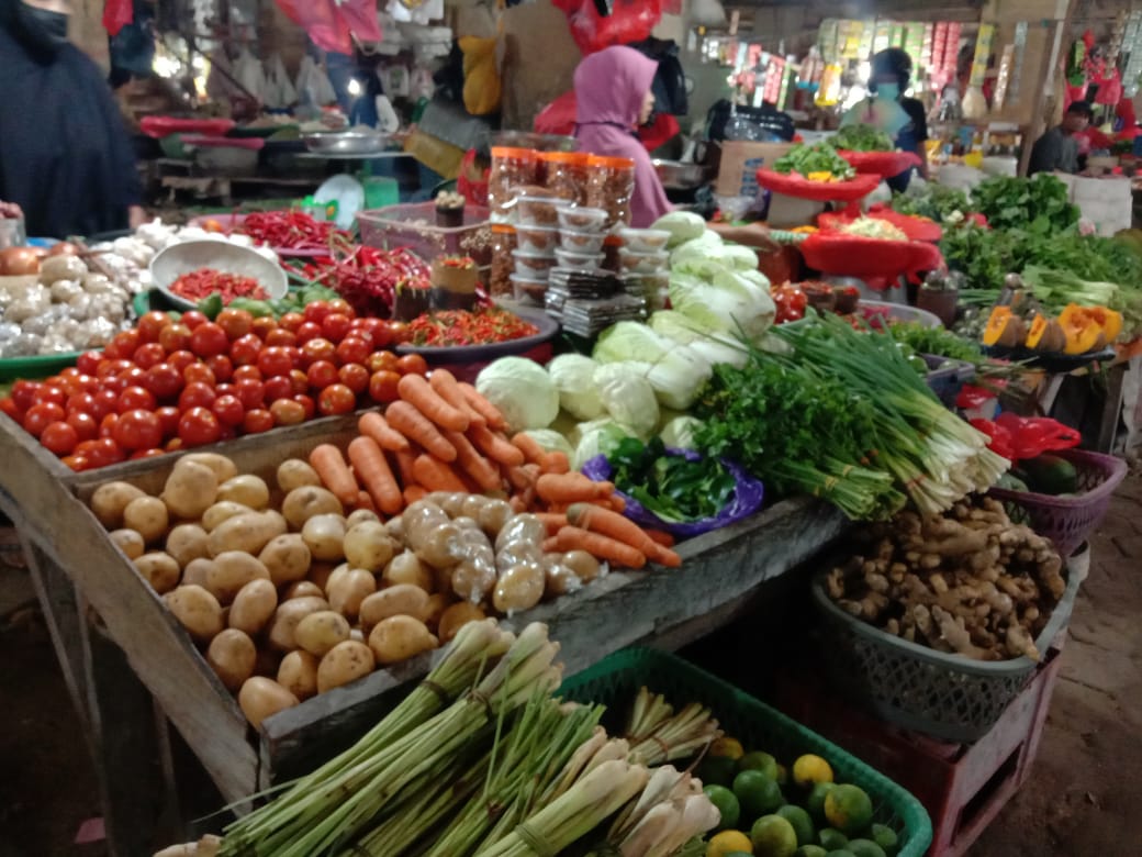 Dagangan Sayur di Pasar Basah Mall Mandonga, (Foto: Wa Rifin/SULTRAKINI.COM)