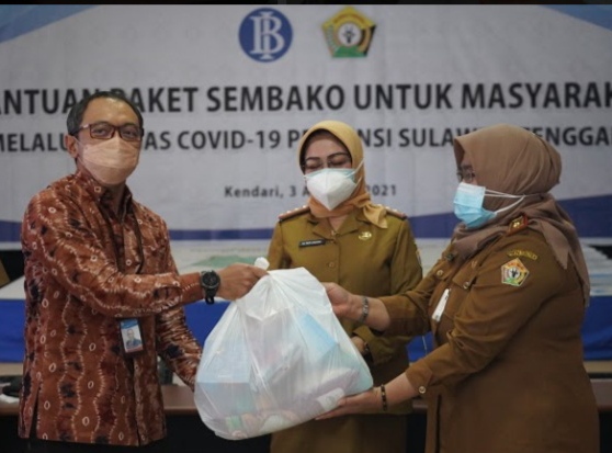 Kepala KPwBI Sultra, Bimo Epyato menyerahkan bantuan paket sembako dan masker kepada Ketua Harian Satgas Covid-19 Sultra, Nur Endang Abbas (tengah) (Foto: Dok. BI Sultra)