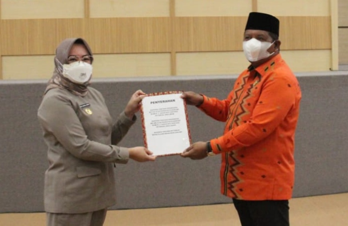 Wakil Walikota Kendari, Siska Karina Imran menyerahkan materi Raperda kepada Ketua DPRD Kota Kendari, Subhan. (Foto: La Niati/SULTRAKINI.COM)