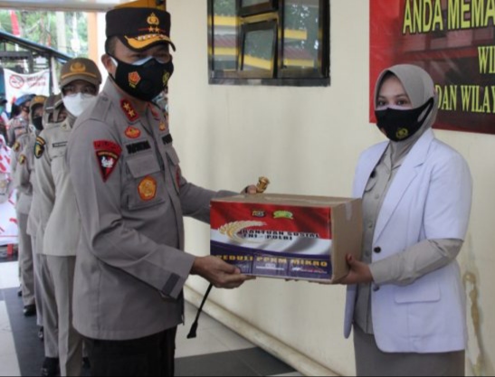 Kapolda Sultra Irjen Yan Sultra saat memberikan paket sembako kepada tenaga medis di Sultra. (Foto: Dok. Polda Sultra) ﻿