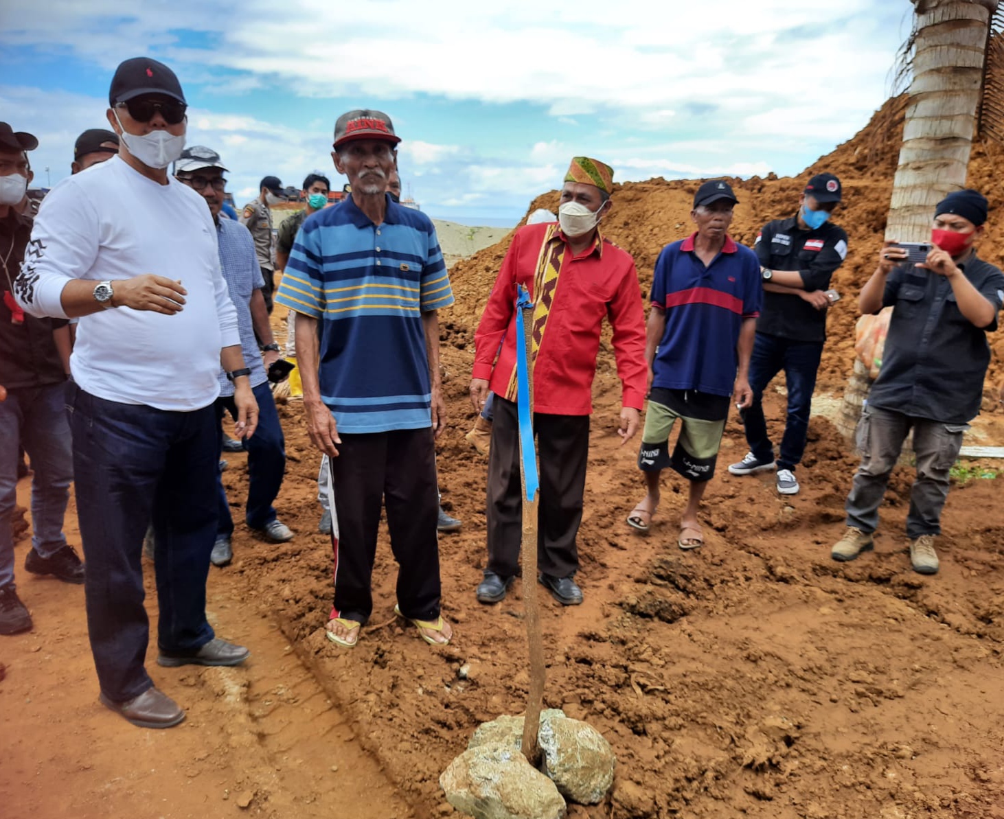 Anggota Komisi III DPRD Sultra meninjau lokasi makam leluhur di Kolut (Foto: Ist)