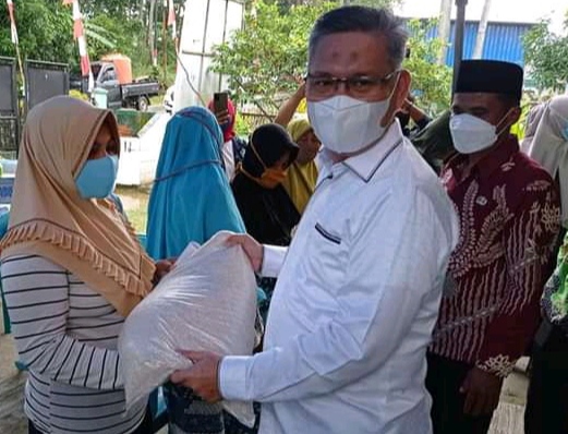 Wali Kota Kendari, Sulkarnain Kadir, menyerahkan bantuan beras PPKM di Kelurahan Lalodati, (Foto: Dok. Kendarikota.go.id)