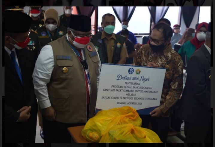Kepala KPwBI Sultra, Bimo Epyanto merahkan paket sembako pada Ketua Satgas Covid-19 Sultra, Ali Mazi. (Foto: Dok. BI Sultra)