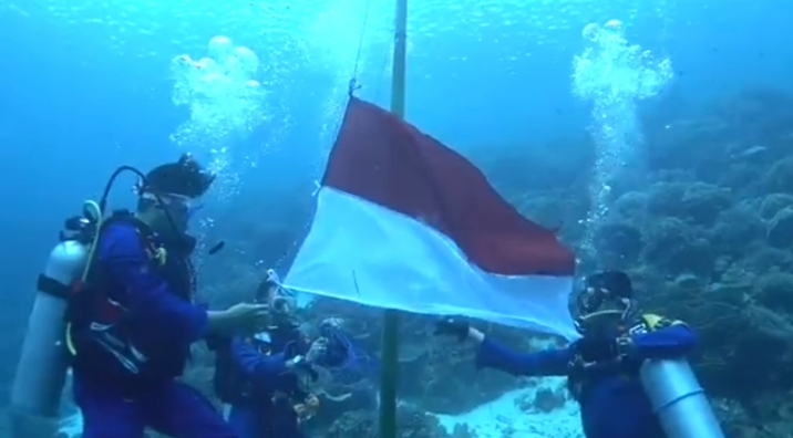 Pengibaran bendera merah putih di bawa laut (Foto: Ist)