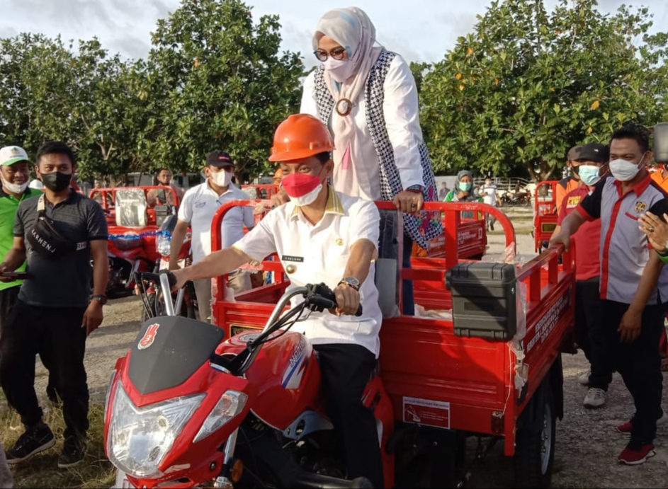 Bupati Wakatobi, Halina dan Wakil Bupati Wakatobi, Ilmiati Daud mencoba motor tiga roda pengangkut sampah (Foto: Amran Mustar Ode/SULTRAKINI.COM) ﻿