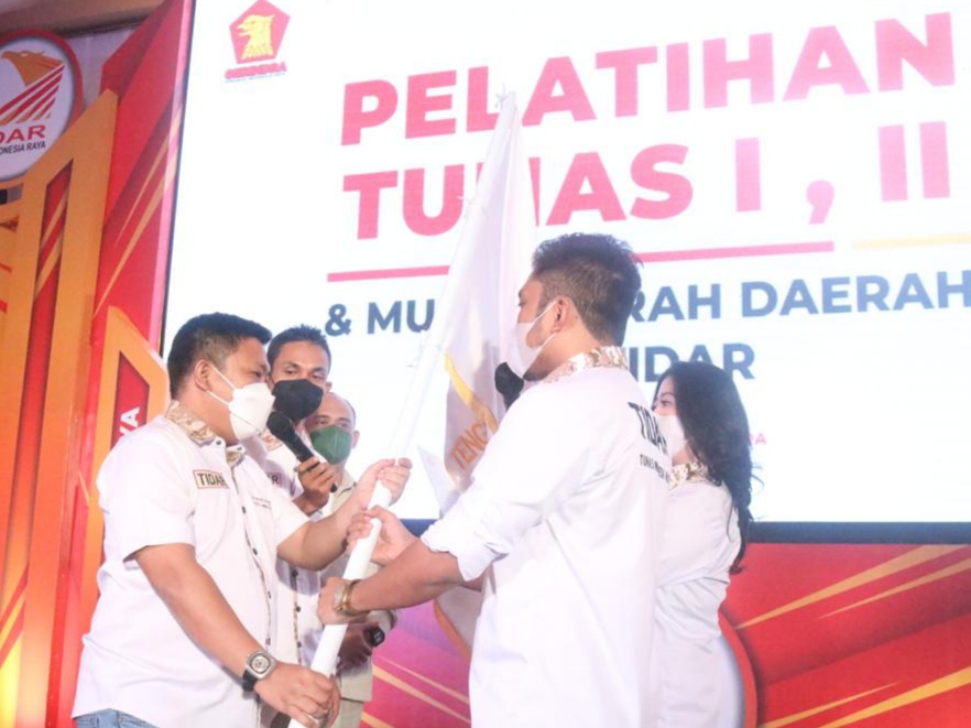 Avianto Perdana Pagala menerima panji Tidar Sultra (Foto: Ist)